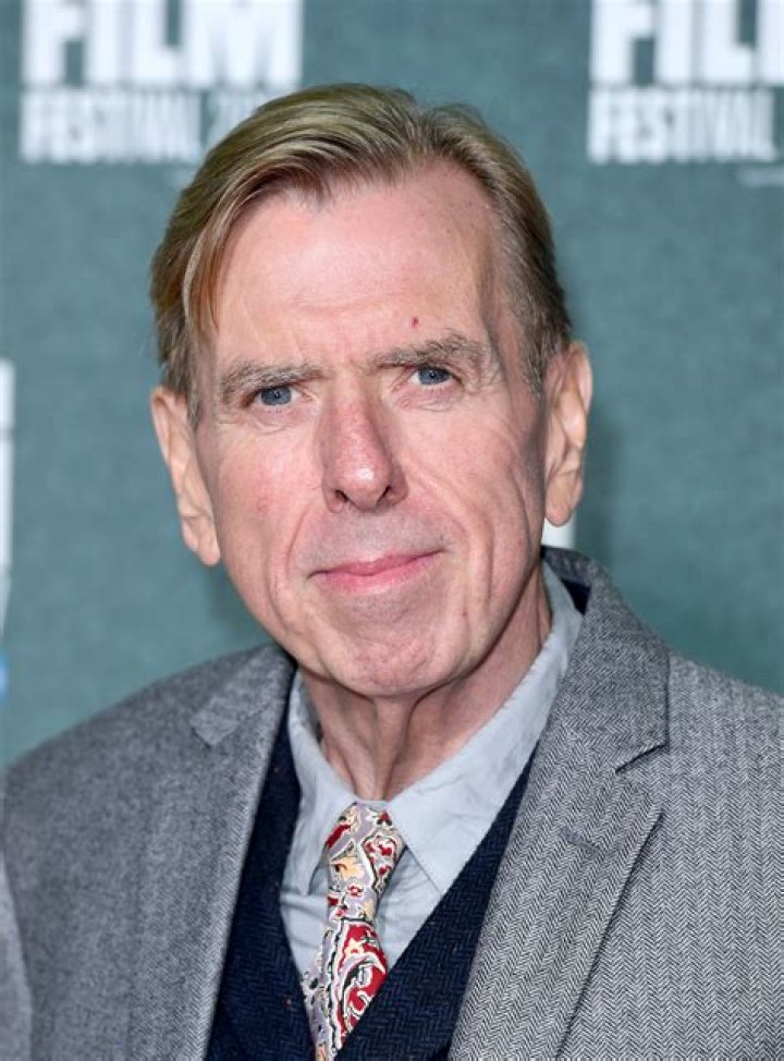 Senior English Actors: Seasoned Performers With Timeless Charm